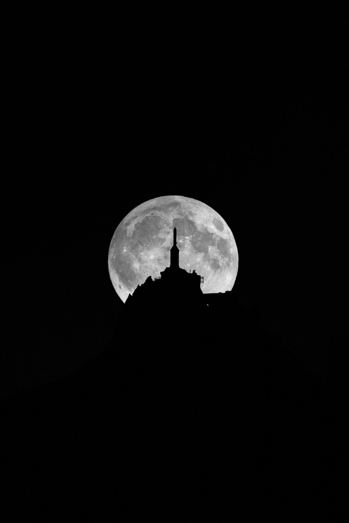 La lune, derrière l'Aiguille du Midi