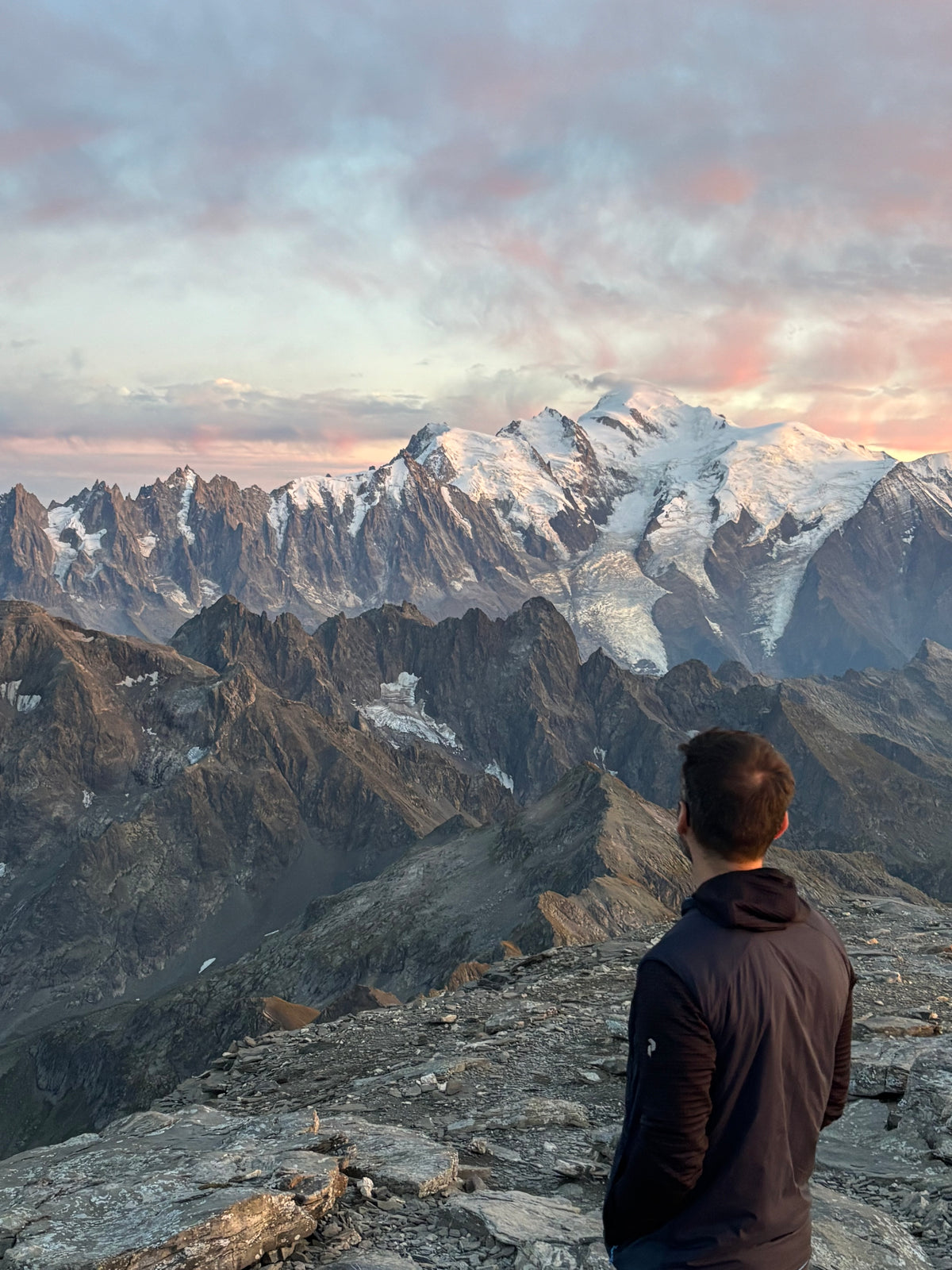 portrait photographe au buet devant le massif du mont blanc durant coucher de soleil